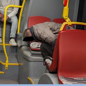 Bequeme Schlafposition beim Busfahren