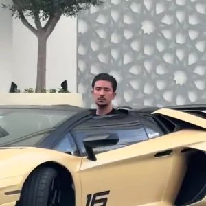 Erster Mann, der im Lambo uncool aussieht