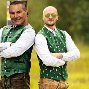 Uri Geller mit seinem Bruder Schneidi in steirischer Festtagstracht