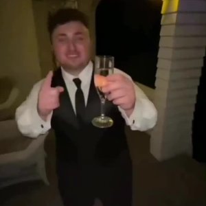Steven trinkt a weng