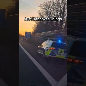 Bro fährt mit einem Scooter auf der Autobahn 😭