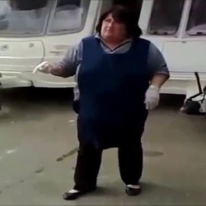 Frau leert Campingtoilette