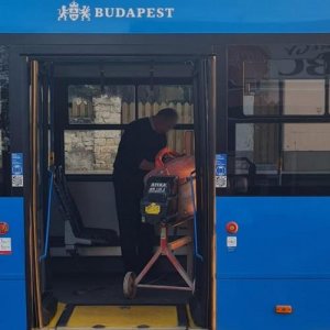 Komischer Kinderwagen