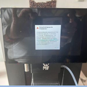 Die Kaffeemaschine stöhnte