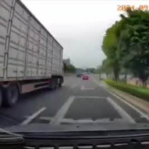 HIER IST ALLES VOLLER SCHEIßE. VERDAMMT