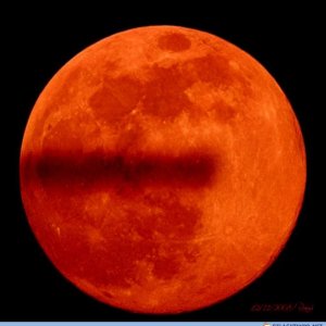 Der Schatten der Erdscheibe vor dem Blutmond