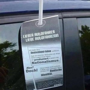 Prof Hase verteilt Zettel