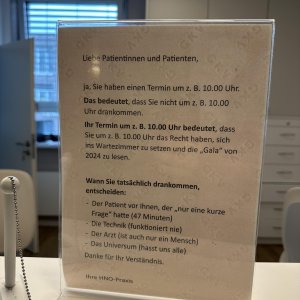 Laminiert an der Rezeption