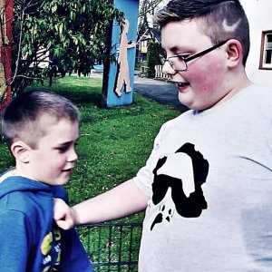 DUMMER JUNGE MOBBT KLEINEN