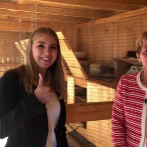Leonie bei der Hühnerbeauftragten